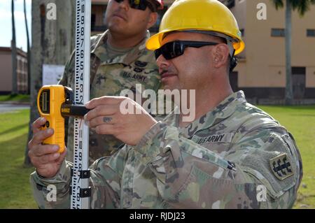 Sgt. Jose Garcia, eine Tischlerei und Mauerwerk Spezialist für die 561St Ingenieur Gesellschaft zugeordnet, 84th Engineer Battalion, 130 Engineer Brigade, 8 Theater Sustainment Command, benutzt einen Laser auf Schofield Baracke, Hawaii, am 23.01.2018. Die Ingenieure arbeiten, den Boden zu bereiten, damit der 25 Infanterie Division 3. Brigade Combat Team Bronco Memorial in der Nähe platziert werden können. Stockfoto