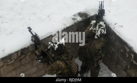 Dänische Soldaten der Garde Husaren Regiment Einrücken der Opposition während der Übung Allied Geist VIII bei der US Army Joint Multinational Readiness Center in Hohenfels, Deutschland, Jan. 22, 2018. Allied Geist VIII umfasst ca. 4.100 Teilnehmer aus 10 Nationen an der 7th Army Training Command Hohenfels, Jan. 15 - Feb. 5, 2018. Allied Geist ist ein US-Army Europe - Regie multinationale Übung Serie zu entwickeln und die NATO und die wichtigsten Partner der Interoperabilität und die Bereitschaft zu verbessern. Stockfoto