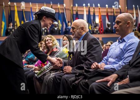 FORT BELVOIR, VA.-- (12. Januar 2018) - - Team Mitglieder aus der ganzen Region des Belvoir Krankenhaus Befehl Senior Leader Übertragung der Autorität Zeremonie Zeugnis auf Thurman Halle 12. Januar 2018. In den wahren Geist der Multi Service Organisation, Command Sgt. Maj. Michael Howard verzichtet Behörde Command Sgt. Große Stephen Moreno während einer Zeremonie Verschmelzung Traditionen aus aller Dienstleistungen in eine einzigartige, unvergessliche Veranstaltung. Das Belvoir Hospital ist ein 120-Betten, 1,3 Millionen Quadratmeter großen militärischen Gemeinschaft Krankenhaus, das eine Bevölkerung von 250.000 Mitarbeiter mit über 100,0 Stockfoto