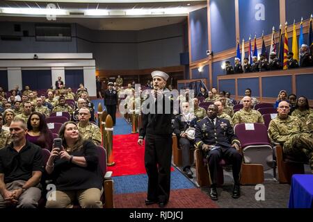 FORT BELVOIR, VA.-- (12. Januar 2018) - - Team Mitglieder aus der ganzen Region des Belvoir Krankenhaus Befehl Senior Leader Übertragung der Autorität Zeremonie Zeugnis auf Thurman Halle 12. Januar 2018. In den wahren Geist der Multi Service Organisation, Command Sgt. Maj. Michael Howard verzichtet Behörde Command Sgt. Große Stephen Moreno während einer Zeremonie Verschmelzung Traditionen aus aller Dienstleistungen in eine einzigartige, unvergessliche Veranstaltung. Das Belvoir Hospital ist ein 120-Betten, 1,3 Millionen Quadratmeter großen militärischen Gemeinschaft Krankenhaus, das eine Bevölkerung von 250.000 Mitarbeiter mit über 100,0 Stockfoto