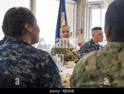 JACKSONVILLE, Fla. (Jan. 24, 2018) Master Chief Petty Officer der Marine (MCPON) Steven S. Giordano spricht mit Segler im Club des Chief Petty Officer an Bord der Naval Station Mayport. Giordano met mit Segler des Jahres selectees, eine Diskussion über die Bereitschaft und die Entwicklung der US-Marine zu haben. Stockfoto