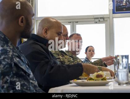 JACKSONVILLE, Fla. (Jan. 24, 2018) Master Chief Petty Officer der Marine (MCPON) Steven S. Giordano spricht mit Segler im Club des Chief Petty Officer an Bord der Naval Station Mayport. Giordano met mit Segler des Jahres selectees, eine Diskussion über die Bereitschaft und die Entwicklung der US-Marine zu haben. Stockfoto