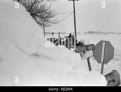 Ein Ohio National Guard Soldat verwendet Heavy Engineer Ausrüstung räumen Schnee von eine Straße entlang North Dixie Highway nördlich von Bowling Green, Ohio während der Zustand aktiv verpflichtet, Maßnahmen zur Unterstützung der "Blizzard von "78". Die Ohio National Guard spielte eine wesentliche Rolle bei der Wiederherstellung der Roßkastanie-Zustand. (Ohio Army National Guard historische Sammlungen) Stockfoto
