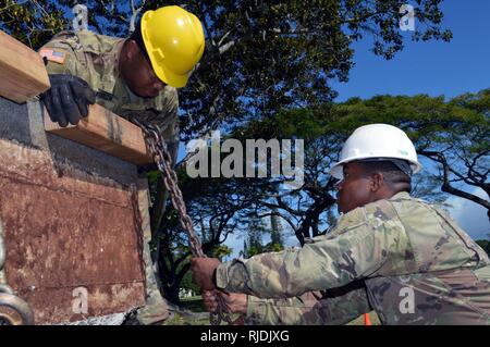 Bau Soldaten auf die 561St Ingenieur Gesellschaft zugeordnet, 84th Engineer Battalion, 130 Engineer Brigade, 8 Theater Sustainment Command, ein Denkmal sicher ist sicher bei Schofield Kasernen, Hawaii, Jan. 24, 2018 festgeschnallt. Die Techniker arbeiteten mit Marines Techniker Dienstleistungen Unternehmen, Bekämpfung Logistik Bataillon 3, Bekämpfung der Logistik Regiment 3, 3 Marine Logistik Gruppe, auf die Hilfe des 25 Infanterie Division 3. Brigade Combat Team Bronco Memorial bewegen. Stockfoto