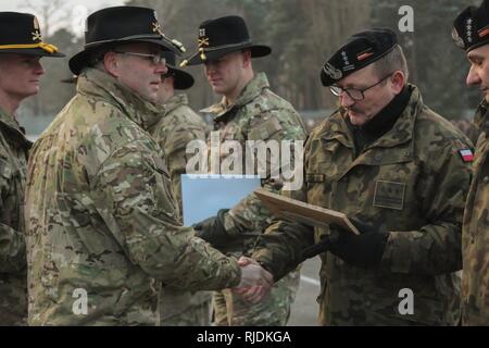 Oberstleutnant James Maxwell, Commander, 5 Staffel, 4. Regiment, 2. gepanzerte Brigade Combat Team, 1.Infanterie Division, stellt ein Zertifikat zu oberst Diplomat Dariusz Parylak, Commander, 10 gepanzerte Kavallerie Brigade während einer Abschiedszeremonie gehostet von 10. ACB in Swietoszow, Polen, 31.01.22, gehalten Abschied von der Squadron zu bieten, da sie ihre Operationen Übergang zu Grafenwöhr, Deutschland für geplante Ausbildung. (Polnisches Land Kräfte Stockfoto