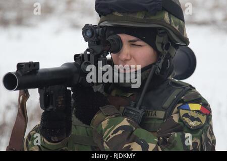 Ein rumänischer Soldat in die rumänische Armee Boden Base Air Defence Loslösung, schwarzen Fledermäusen zugeordnet, Brände eine Rakete Granate in einem Bereich in der Nähe der Bemowo Piskie, Polen, Jan. 24, 2018 angetrieben. Die einzigartige, multinationalen Battle Group, bestehend aus USA, Großbritannien, Kroatischen und Rumänische Soldaten dienen, die mit der polnischen 15 mechanisierte Brigade als Abschreckung Kraft im Nordosten Polens in der Unterstützung der NATO-Präsenz verstärkt nach vorne. Stockfoto