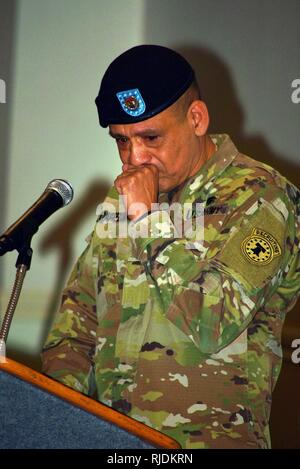 Command Sgt. Maj. Jesse Castellano, das ausgehende 5. Medizinische Recruiting Battalion älterer Soldat Führer, spricht während des Bataillon Wechsel der Verantwortung Zeremonie Jan. 19 im El Tropicano Riverwalk Hotel in der Innenstadt von San Antonio. Command Sgt. Maj. Priscilla Davis (nicht dargestellt) ist die eingehende Senior angeworben. Castellano bewegt sich auf die U.S. Army Medical Recruiting Brigade in Fort Knox, Ky., wo er der Feuerwehr werden die Führungskraft eintrug. Stockfoto