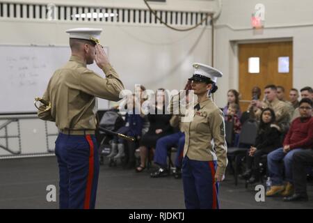 Us Marine Corps Sgt. Maj. Rena M. Bruno, eingehende Sergeant Major für Recruiting Station (RS) Nashville, 6 Marine Corps District (6 MCD), begrüßt Maj. Jonathan W. Landers, kommandierender Offizier der RS Nashville, 6 MCD, während eine Erleichterung und Termin Zeremonie an der Tennessee Highway Patrol Training Academy, Nashville, Tennessee, Jan. 19, 2018. Während der Zeremonie, Landers ernannt Bruno als Sergeant Major für RS Nashville. Stockfoto