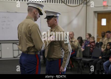 Us Marine Corps Maj. Jonathan W. Landers, kommandierender Offizier der einziehenden Station (RS) Nashville, 6 Marine Corps District (6 MCD), präsentiert eine Auszeichnung zu Sgt. Maj. Jody F. VanDoorenmaalen, die Ausrückenden Sergeant Major für RS Nashville, 6 MCD, während eine Erleichterung und Termin Zeremonie an der Tennessee Highway Patrol Training Academy, Nashville, Tennessee, Jan. 19, 2018. Während der Zeremonie, Landers ernannt Sgt. Maj. Rena M. Bruno als Sergeant Major für RS Nashville. Stockfoto