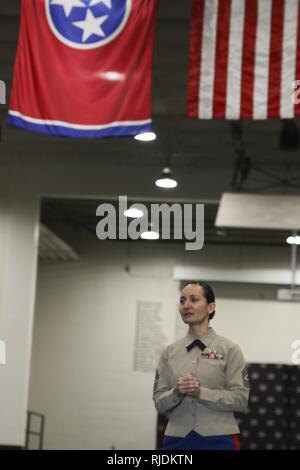 Us Marine Corps Sgt. Maj. Rena M. Bruno, eingehende Sergeant Major für Recruiting Station Nashville, 6 Marine Corps Bezirk, liefert eine Rede bei einem Befehl Zeremonie an der Tennessee Highway Patrol Training Academy, Nashville, Tennessee, Jan. 19, 2018. Bruno war in Chicago, Illinois geboren, und war auf dem Spirit Lake Indian Reservation im Fort Totten, North Dakota angehoben. Stockfoto