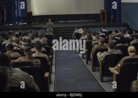 Kol. Jennifer Kurz, 23d Wing Commander, hält eine Stadt - Halle Konferenz im Stil der Regierung herunterfahren, Jan. 22, 2018, bei Moody Air Force Base, Ga. Stockfoto