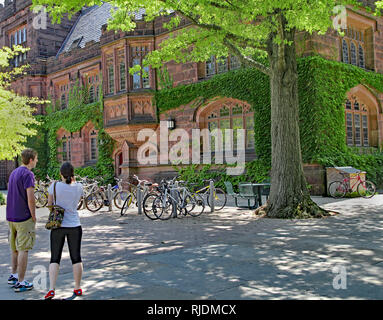 PRINCETON, NJ - Juni 2012. Geräumige Campus von Princeton Universität verfügt über elegante Stein verkleideten Gebäuden wie Pyne Hall, mit kunstvollen Schnitzereien in seiner Stockfoto