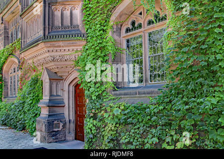 PRINCETON, NJ - Juni 2012. Geräumige Campus von Princeton Universität verfügt über elegante Stein verkleideten Gebäuden wie Pyne Hall, mit kunstvollen Schnitzereien in seiner Stockfoto