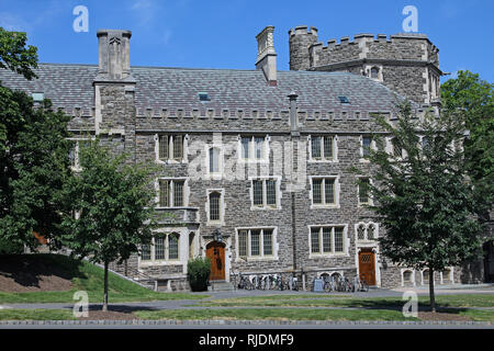 PRINCETON, NJ - Juni 2012. Princeton University hat einen autofreien Campus mit eleganten Stein verkleidet in einem traditionellen Gebäude im gotischen Stil, wie dieses Stockfoto