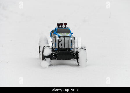 Snowy Patrouille. RC Auto im Schnee. Fahrt auf Schnee-bedeckten Reifen. Stockfoto