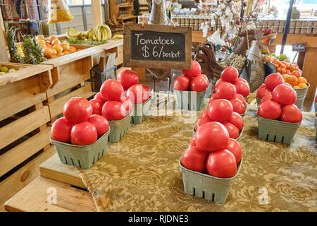 Farm Fresh beefsteak Tomaten auf der Anzeige für den Verkauf in einem ländlichen Alabama Bauernmarkt oder am Straßenrand Markt in Hecht Straße Alabama, USA. Stockfoto