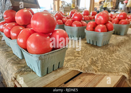 Farm Fresh beefsteak Tomaten auf der Anzeige für den Verkauf in einem ländlichen Alabama Bauernmarkt oder am Straßenrand Markt in Hecht Straße Alabama, USA. Stockfoto