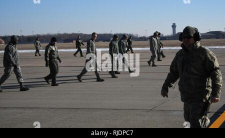 Am Recht, Master Sgt. Bo Wilcox, 932Nd Instandhaltungsgruppe, bewegt sich auf der Rückseite einer C-40 Flugzeuge während andere Flieger zu Fuß die Gegend auf der Suche nach kleine Elemente, die nicht angehören. Alle erfolgreichen 932Nd Luftbrücke Flügel C-40 C Mission startet start Tage früher mit Mission Planung und Vorbereitung. Ein weiterer Bereich, hinter den Kulissen, dass es wichtig ist, die Rampen und Parkplätze sauber und bereit. Hier ein Team von Wartung und Betrieb Flieger Suche der Flug Linie für FOD (Foreign Object Damage) Artikel 18.01.2018, bei Scott Air Force Base, Illinois. Zeit visuell immer Hände o Stockfoto