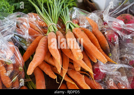 Frische Karotten zum Verkauf an einer Farmers Market Stockfoto