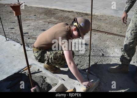 PORT HUENEME, Calif (Jan. 24,2018) Builder Constructionman Alexis Davis, zugeordnet zu den Naval Mobile Konstruktion Bataillon Fünf (NMCB 5), ist der Bereich von Schmutz und Rückständen für Zement während der Durchführung einen Block Schulung vorzubereiten. NMCB 5 ist die Durchführung von Schulungen zu helfen, die Sicherheit, die richtige Technik Verwendung, gewährleisten und neue Seabees mit der Ausrüstung vertraut machen in der Vorbereitung für eine bevorstehende Bereitstellung. Stockfoto