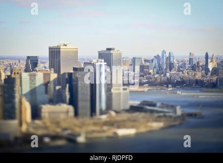 Eine Luftaufnahme von Manhattan, New York, als aus New Jersey National Guard UH-60L Black Hawk Hubschrauber bei einem gesehen, Jan. 24, 2018. Heeresflieger aus dem 1 Assault Helicopter Bataillon, 150 Aviation Regiment, müssen sich selbst mit dem Hudson spezielle Flight Rules Bereich über New York City vertraut zu machen. Stockfoto