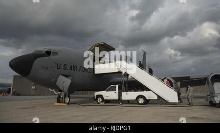 Okinawan bürgerliche Führer board a 909 . Air Refuelling Squadron KC-135 Stratotanker während Honorary Commander Programm Orientierung Flug bei Kadena Air Base, Japan, Jan. 11, 2018. Der Flug aktiviert die örtlichen Führer die Bedeutung und den Umfang der Kadena flying Mission als eine wichtige Rolle bei der Förderung und Verteidigung der Japan und anderen US-Verbündeten in der gesamten pazifischen Theater besser zu verstehen. Stockfoto