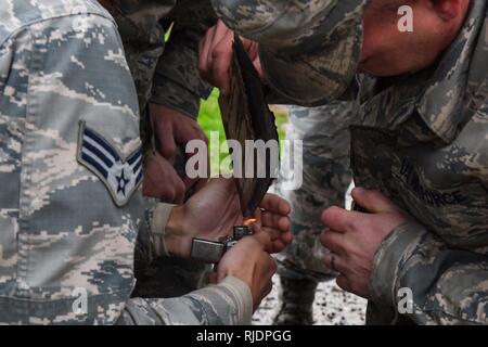 Us Air Force Piloten aus der 39th Air Base Wing Ehrengarde halten Sie Stücke von einer US-Flagge eine Flagge in den Ruhestand Festakt 18.01.2018, Incirlik in der Türkei. In Übereinstimmung mit den US-Fahne, die Fahne wurde feierlich verbrannt und den Treueeid wurde vorgetragen. Stockfoto