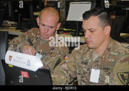 Sgt. Charles Sandlin und 1 Lt Alexander Dehr von 38th der Indiana National Guard Sustainment Brigade auf einer Injektion während der Mission Rehearsal Übung am Ft verleihen. Haube, Texas, am Donnerstag, 31.01.18. Stockfoto