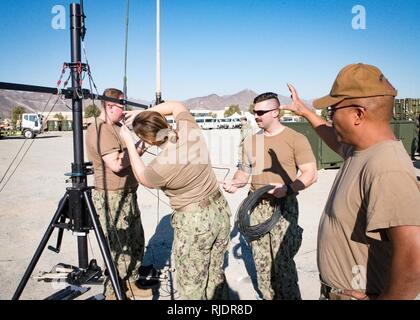 FUJAIRAH, Vereinigte Arabische Emirate (Jan. 13, 2018) U.S. Navy Matrosen zu Naval Beach Gruppe 1 zugewiesen wird, eine Mitteilung Antenne während Native Fury 18 konstruieren. Die Übung ist so konzipiert, Special Purpose Marine Air-Ground Task Force-Native Fury Marines und US-Marine Seeleute in maritime Vorpositionierung Kraft und zielt darauf ab, die Kenntnisse zu verbessern, erweitern die Zusammenarbeit im maritimen Fähigkeiten zu verbessern und die langfristige Stabilität in der Region und die Interoperabilität zwischen den Vereinigten Arabischen Emiraten und den USA. Stockfoto