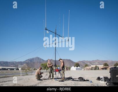 FUJAIRAH, Vereinigte Arabische Emirate (Jan. 13, 2018) U.S. Navy Sailors, zu Naval Beach Gruppe 1 zugewiesen wird, eine Mitteilung Antenne während Native Fury 18 konstruieren. Die Übung ist so konzipiert, Special Purpose Marine-Air - Masse Aufgabe Force-Native Fury Marines und US-Marine Seeleute in maritime Vorpositionierung kraft Operationen zu trainieren und zielt darauf ab, die Kenntnisse zu verbessern, erweitern die Zusammenarbeit im maritimen Fähigkeiten zu verbessern und die langfristige Stabilität in der Region und die Interoperabilität zwischen den Vereinigten Arabischen Emiraten und den USA. Stockfoto