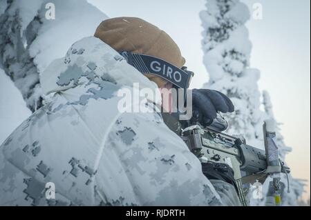 Marine Teilnehmer des Schwedischen Basic Winter Kriegsführung Kurs passt seine Zielfernrohr, bevor Sie zielen, während auf einem Ski Patrol während des Kurses Höhepunkt in Arvidsjaur, Schweden, 23.01.2018. Marines vom Schwarzen Meer die Drehkraft und der 26 Marine Expeditionary Unit, zusammen mit Truppen aus 9 anderen Ländern in der schwedischen Basic Winter Kriegsführung Kurs teilgenommen. Der Kurs entwickelte Fähigkeit der Teilnehmer in der Kälte zu überleben - Wetter Umwelt, auf Skiern März, sein oder ihr taktisches Geschick an den Einzelnen und die Gruppe Werte gelten, und kleineren Einheiten im Winter wa zu führen. Stockfoto