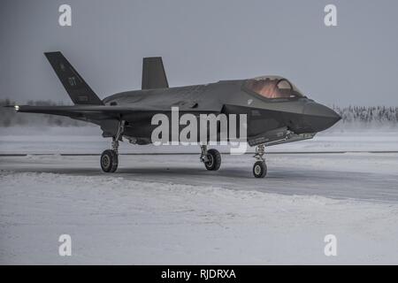 Ein US Air Force F-35A Lightning II sitzt auf dem Flug Linie während vor - Erste operative Prüfung und Bewertung am 31.01.23, 2018, at Eielson Air Force Base, Alaska. Alle drei Varianten der F-35 waren zu Eielson brachten ihre Fähigkeit in einer extremen Kälte zu bedienen Test - Wetter Umwelt. Stockfoto