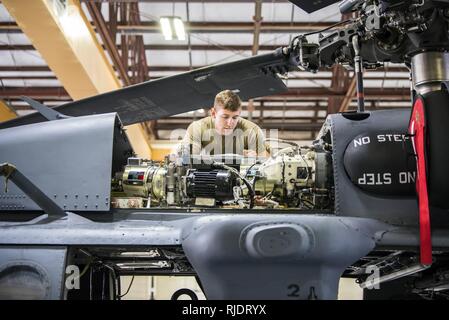 Senior Airman Josua Herron, 723 d Aircraft Maintenance Squadron (AMXS) HH-60G Pave Hawk Crew Chief, liest eine technische, Jan. 22, 2018, bei Moody Air Force Base, Ga. Ab 16-25 Jan., Flieger aus dem 723 d AMXS durchgeführt 216 Stunden der Wartung auf ein HH-60 nach Moody nach 350 Tagen von Depot Instandhaltung bei Naval Air Station (NAS) Jacksonville. Bei NAS Jacksonville, die HH-60 komplett strukturellen Überholung, wo es neue interne und externe Komponenten zusammen mit Reparaturen und aktualisierte Programmierung erhalten. Stockfoto