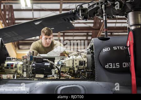 Senior Airman Josua Herron, 723 d Aircraft Maintenance Squadron (AMXS) HH-60G Pave Hawk Crew Chief, liest eine technische, Jan. 22, 2018, bei Moody Air Force Base, Ga. Ab 16-25 Jan., Flieger aus dem 723 d AMXS durchgeführt 216 Stunden der Wartung auf ein HH-60 nach Moody nach 350 Tagen von Depot Instandhaltung bei Naval Air Station (NAS) Jacksonville. Bei NAS Jacksonville, die HH-60 komplett strukturellen Überholung, wo es neue interne und externe Komponenten zusammen mit Reparaturen und aktualisierte Programmierung erhalten. Stockfoto