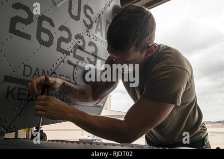 Senior Airman Josua Herron, 723 d Aircraft Maintenance Squadron (AMXS) HH-60G Pave Hawk Crew Chief, strafft eine Schraube, Jan. 22, 2018, bei Moody Air Force Base, Ga. Ab 16-25 Jan., Flieger aus dem 723 d AMXS durchgeführt 216 Stunden der Wartung auf ein HH-60 nach Moody nach 350 Tagen von Depot Instandhaltung bei Naval Air Station (NAS) Jacksonville. Bei NAS Jacksonville, die HH-60 komplett strukturellen Überholung, wo es neue interne und externe Komponenten zusammen mit Reparaturen und aktualisierte Programmierung erhalten. Stockfoto