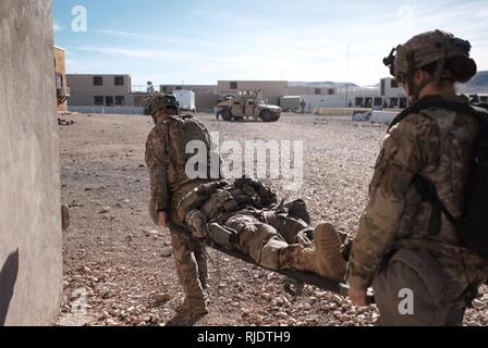 Raider Soldaten vom 1 Stryker Brigade Combat Team, 4 Infanterie Division Manöver einen Unfall, durch eine Stadt an der National Training Center 18-03 Drehung in Fort Irwin, Kalifornien, USA, 14. Januar 2018. Die Ausbildung ist eine Widerspiegelung der Komplexität der möglichen Verletzungen Soldaten könnten während des Kampfes. Stockfoto