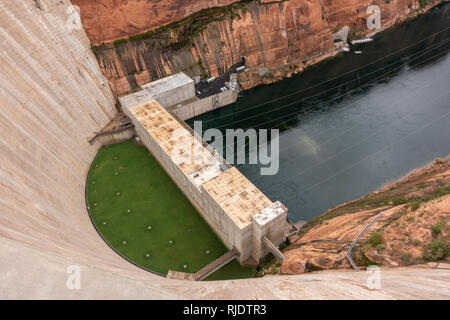 Die Turbinenhalle, Glen Canyon Dam, Page, Arizona, United States. Der Damm ist eine konkrete Bogen - Staumauer auf dem Colorado River im Norden von Arizona. Stockfoto