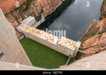 Die Turbinenhalle, Glen Canyon Dam, Page, Arizona, United States. Der Damm ist eine konkrete Bogen - Staumauer auf dem Colorado River im Norden von Arizona. Stockfoto