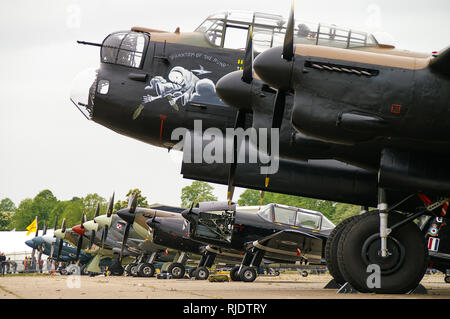 Royal Air Force die Schlacht um England Memorial Flight Flotte für die RAF BBMF 50. Jahrestag gesäumt. Avro Lancaster, Streifenhörnchen, und Kämpfer Stockfoto