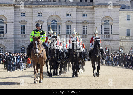 Polizei Eskorte für die Königinnen, die Rettungsschwimmer auf Horse Guards Parade in London Stockfoto