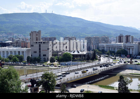 Skopje, Mazedonien - Mai 2017: Panorama der Skopje City Center, mit Berg Vodno Hintergrund. Stockfoto