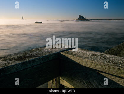 Holz Insel lebensrettende Station und Whaleback Leuchtturm von der hölzernen Pier am Fort Foster in Kittery, Maine USA, in Portsmouth Hafen. Stockfoto