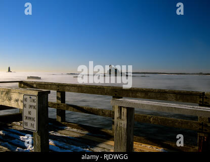 Holz Insel lebensrettende Station und Whaleback Leuchtturm von der hölzernen Pier am Fort Foster in Kittery, Maine USA, in Portsmouth Hafen. Stockfoto