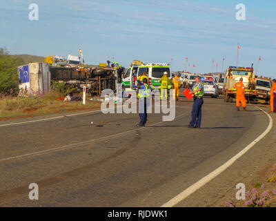 Polizei und Rettungskräfte aus surrinding Eisenerzgruben an einen Unfall in der Pilbara-Region in Western Australia. Stockfoto