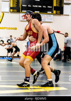 Wrestler aus Oxnard High School versucht, Griff der Buena Athlet während des Turniers im Ventura High School in Kalifornien, USA, am 2. Februar, 2 Pause Stockfoto