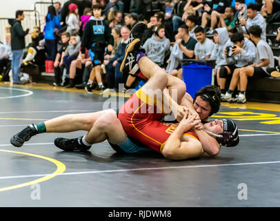 Wrestler von Buena High School, eine Ladestation auf Oxnard Athlet während des Turniers im Ventura High School in Kalifornien, USA, am 2. Februar 2019. Stockfoto