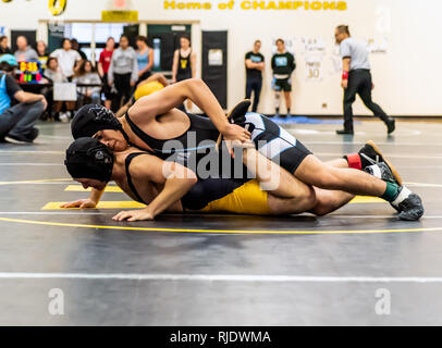 Wrestler von Buena High School hub Knöchel von Ventura Athlet während des Turniers im Ventura High School in Kalifornien, USA, am 2. Februar 2019. Stockfoto