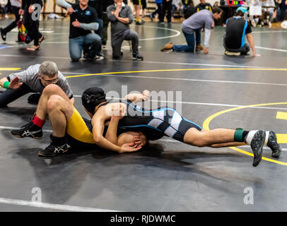 Wrestler von Buena High School holding Ventura Athlet auf dem Rücken während des Turniers im Ventura High School in Kalifornien, USA, am 2. Februar 2019. Stockfoto