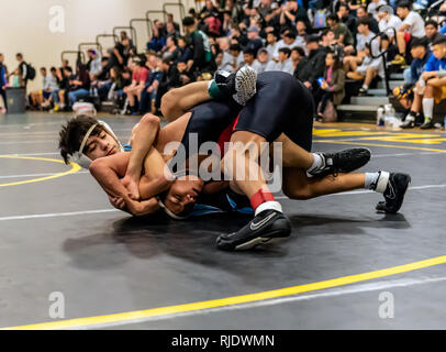 Wrestler von Buena High School versuchen, eine Neigung am Rio Mesa Athlet während des Turniers im Ventura High School in Kalifornien, USA, am 2. Februar 2019. Stockfoto