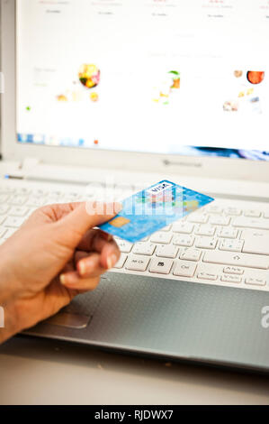 Frau Hand eine Kreditkarte in der Nähe von einem Bildschirm, Konzept für Shopping online Stockfoto
